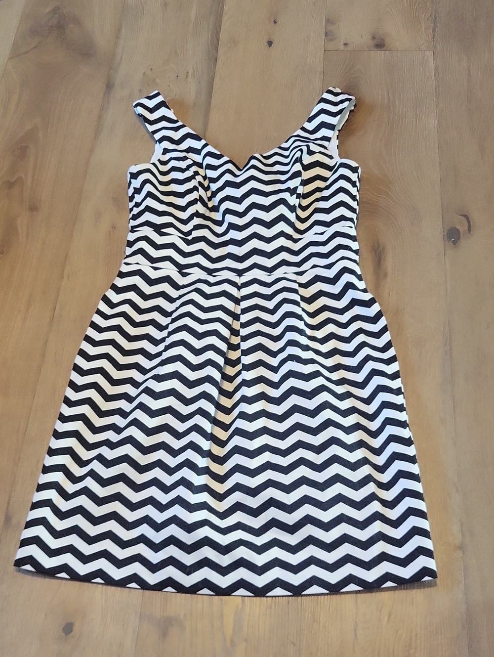 White House Black Market Black & White Chevron Midi Dress Size 2